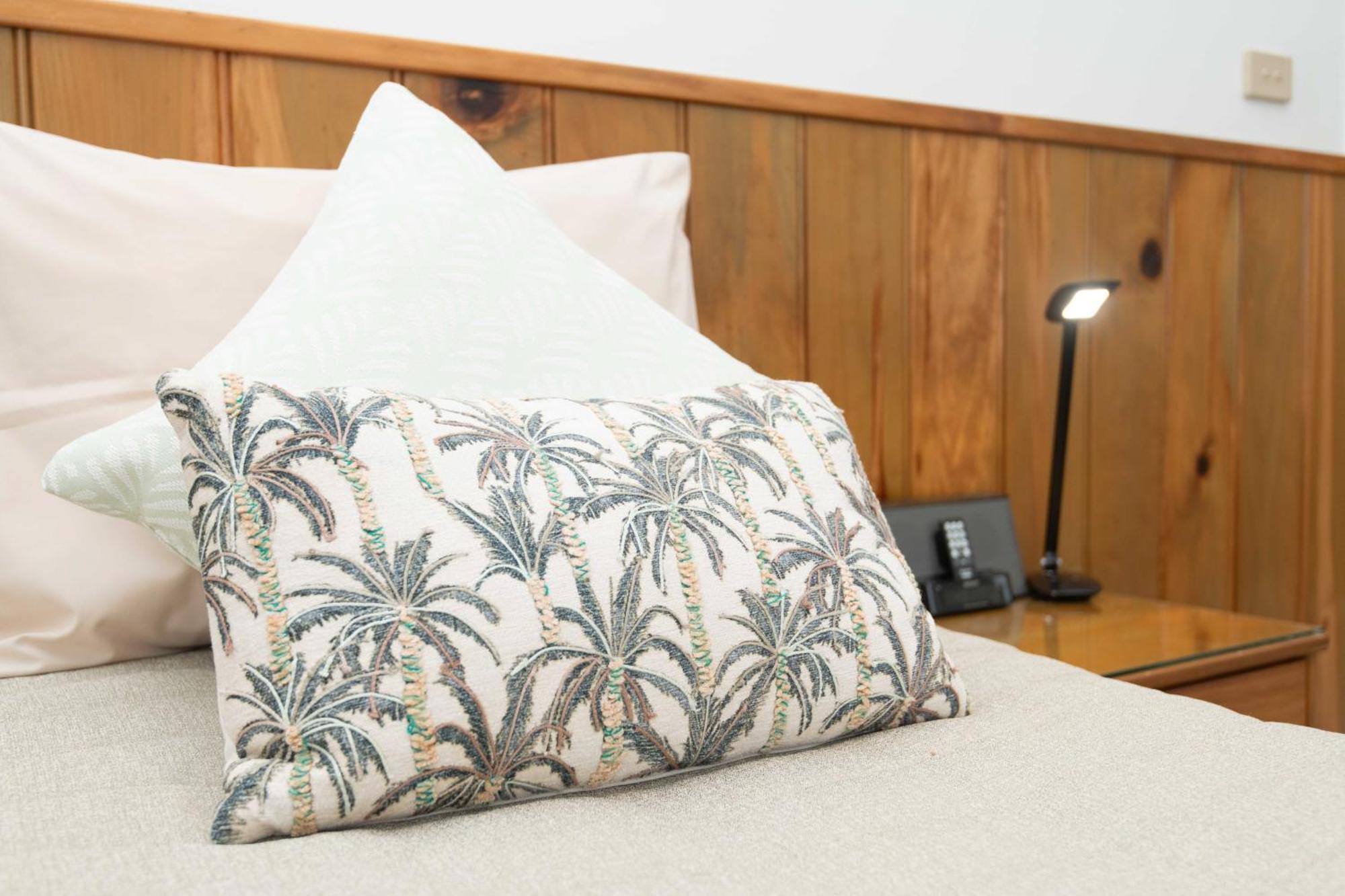Ocean Breeze Cottages Burnt Pine Exteriör bild